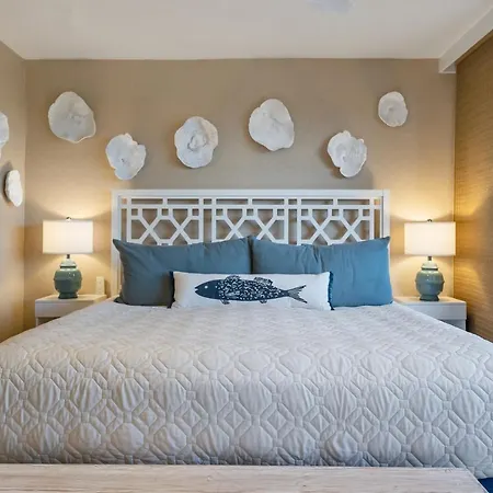 Oceanfront Mana Kai 2 Bedroom Condo